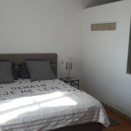 Maini Et Chambres D ' Hotes * Laurens